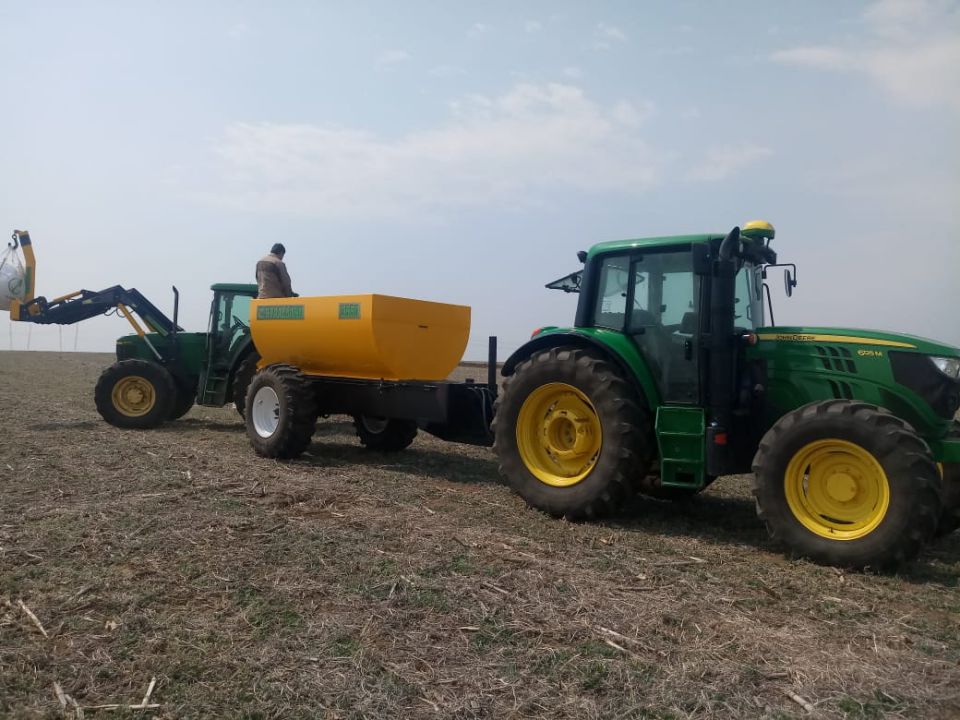 D550B LIME AND FERTILIZER SPREADER 3